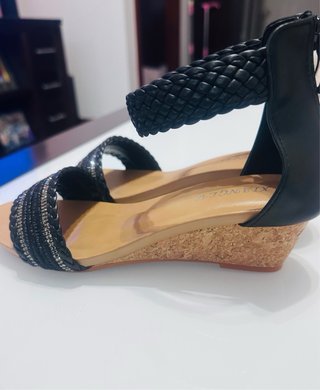 Sandalias de cuña negras con tiras