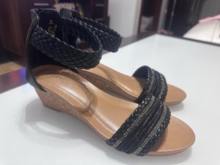 Sandalias de cuña negras con tiras
