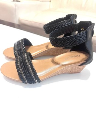 Sandalias de cuña negras con tiras
