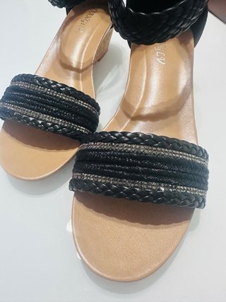 Sandalias de cuña negras con tiras