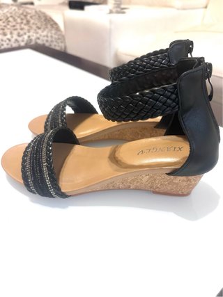 Sandalias de cuña negras con tiras