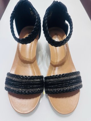 Sandalias de cuña negras con tiras