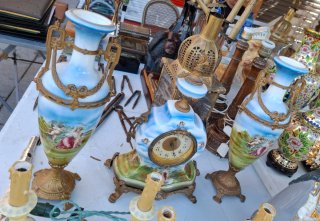 Juego de Reloj y Candelabros Antiguos