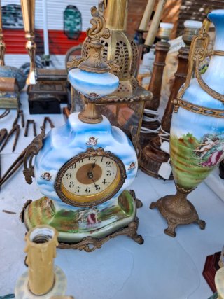 Juego de Reloj y Candelabros Antiguos