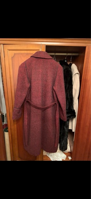 Abrigo largo rojo y negro. Talla 46