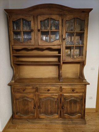 Mueble de madera con vitrina