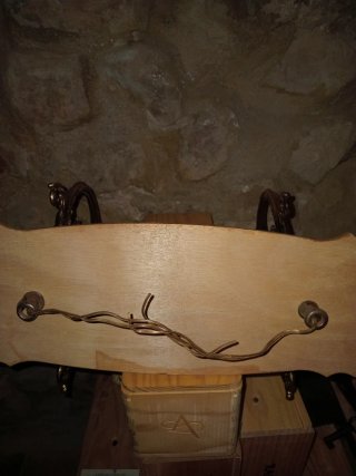 Lámpara de bronce y madera