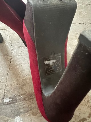 Zapatos de tacón rojos