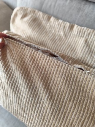 Dos fundas de cojín de pana beige