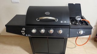 Barbacoa de gas negra