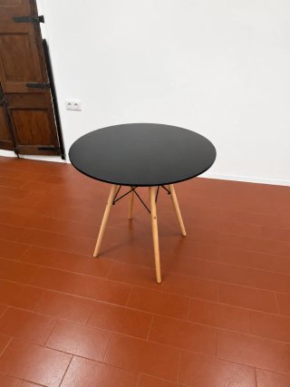 Mesa redonda negra patas madera