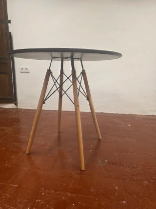 Mesa redonda negra patas madera