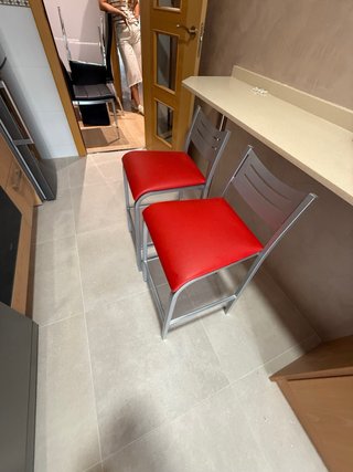 Mesa cocina roja con juego de sillas y taburetes