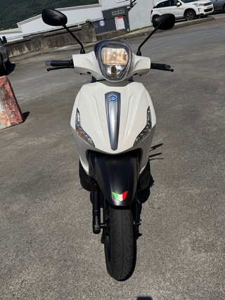 Piaggio Beverly 300 black&white