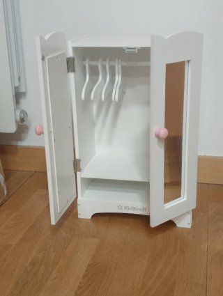 Armario de madera para ropa de muñecas