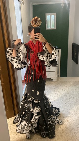 Traje de flamenca negro y rojo