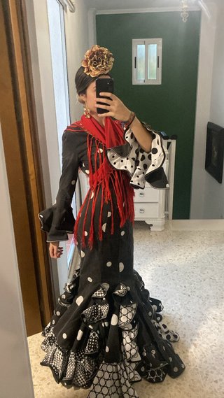 Traje de flamenca negro y rojo