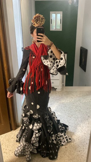 Traje de flamenca negro y rojo
