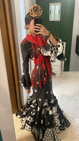 Traje de flamenca negro y rojo