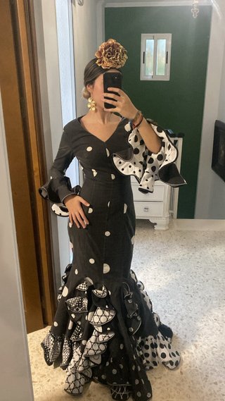 Traje de flamenca negro y rojo