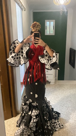 Traje de flamenca negro y rojo