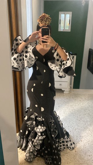 Traje de flamenca negro y rojo