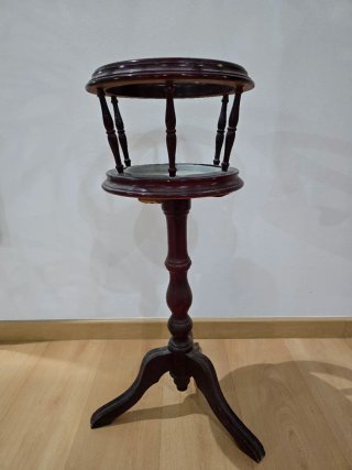 Macetero de madera antiguo