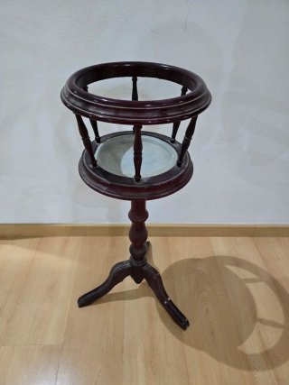 Macetero de madera antiguo