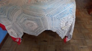 Colcha ganchillo beige con borde y flecos naranja