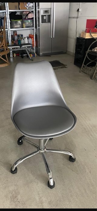 Silla de oficina/estudio gris con ruedas
