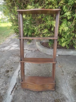 Estantería de madera con cajones