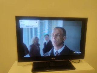 Televisor LG 32 pulgadas (mesa opcional)