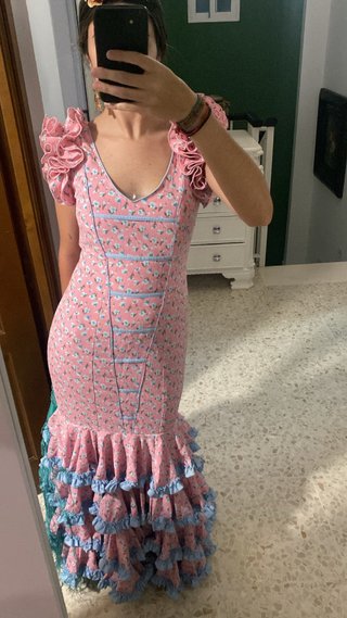 Traje de flamenca rosa con volantes