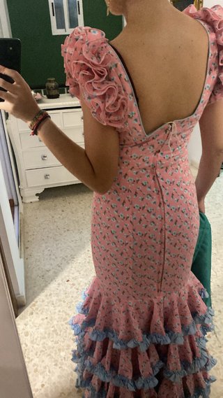 Traje de flamenca rosa con volantes