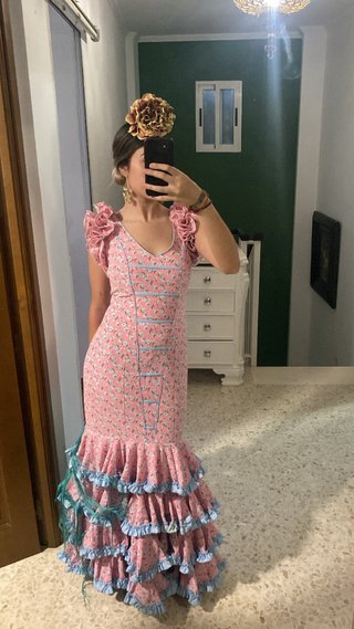 Traje de flamenca rosa con volantes