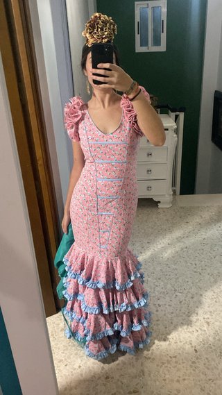 Traje de flamenca rosa con volantes