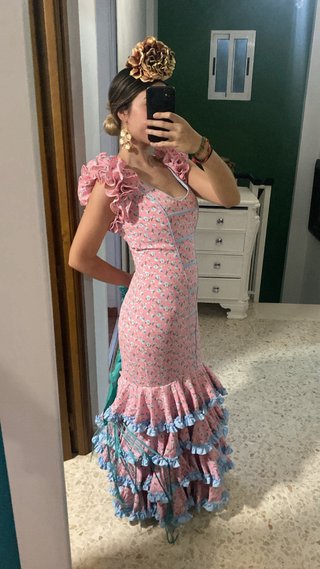 Traje de flamenca rosa con volantes