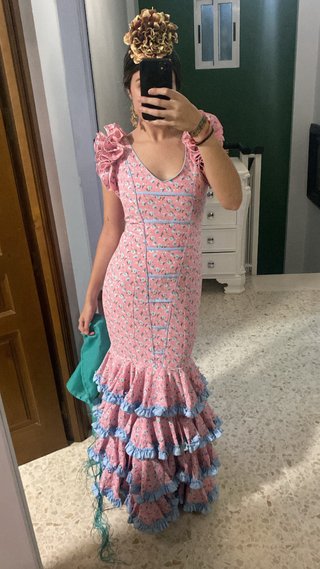 Traje de flamenca rosa con volantes