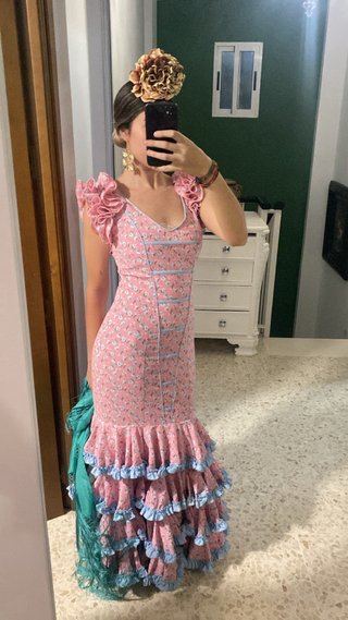 Traje de flamenca rosa con volantes