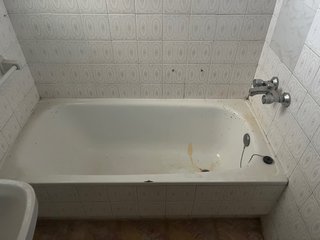 Bañera blanca con grifería