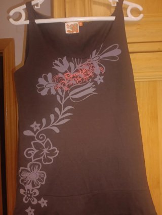 Vestido marrón con volantes