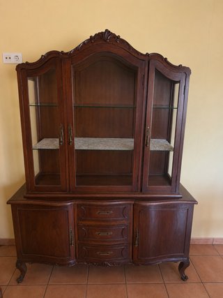 Chinero de madera con vitrina
