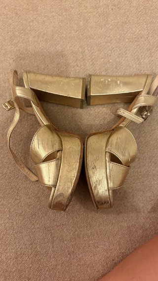 Tacones dorados plataforma