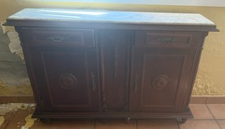 Cómoda de salón con tapa de mármol