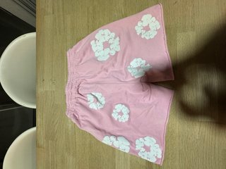 Pantalones cortos rosas con flores blancas