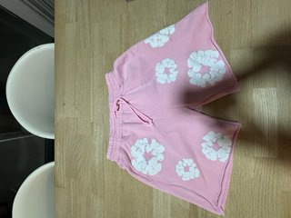 Pantalones cortos rosas con flores blancas