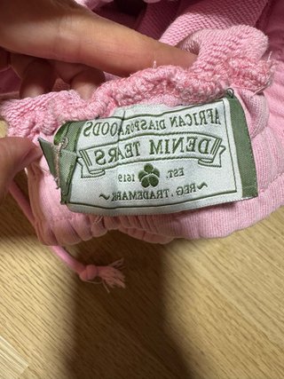 Pantalones cortos rosas con flores blancas