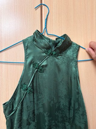 Vestido verde con estampado floral