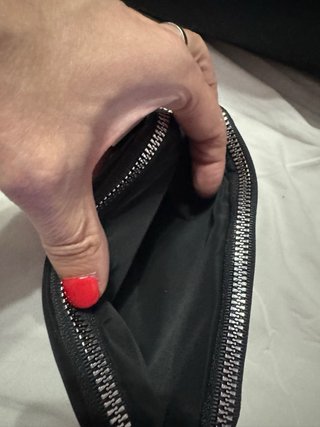 Monedero negro con varios departamentos