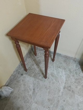 Mesita auxiliar clásica de madera